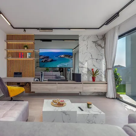 Holiday home Stunning In With Outdoor Swimming Pool
