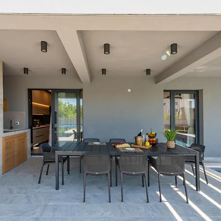 Holiday home Stunning In With Outdoor Swimming Pool Zadar