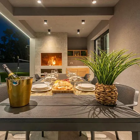 Holiday home Stunning In With Outdoor Swimming Pool